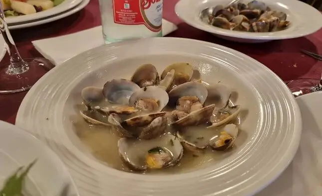 Una de lasa raciones del restaurante, en este caso de almejas. / A.E.