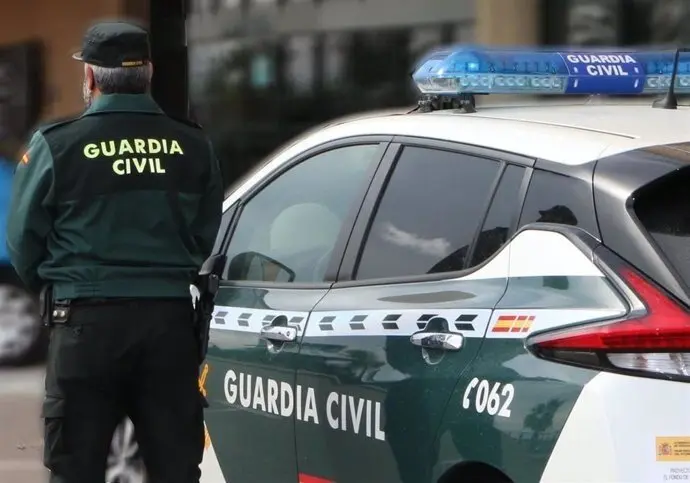 Un agente de la Guardia Civil de espalda. EP