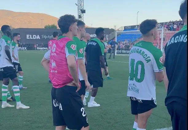Los jugadores del Racing se acercan a la afici&oacute;n tras el partido. / RRC