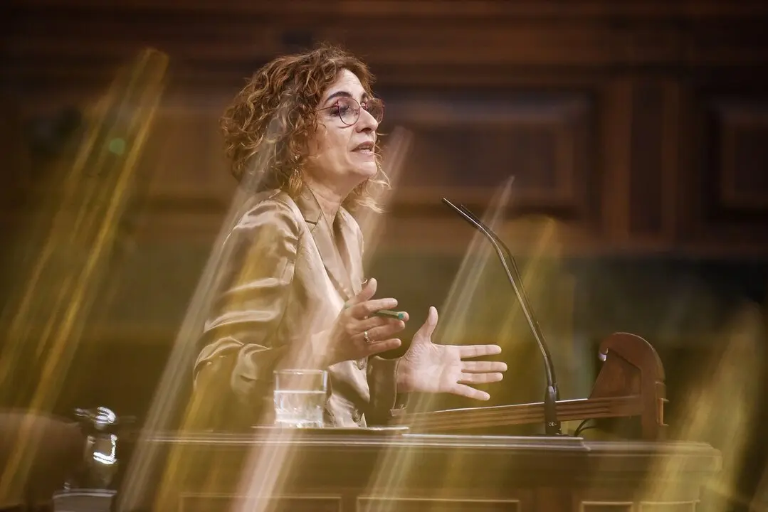 La vicepresidenta primera y ministra de Hacienda, Mar&iacute;a Jes&uacute;s Montero, durante el pleno en el Congreso de los Diputados. / Fernando S&aacute;nchez