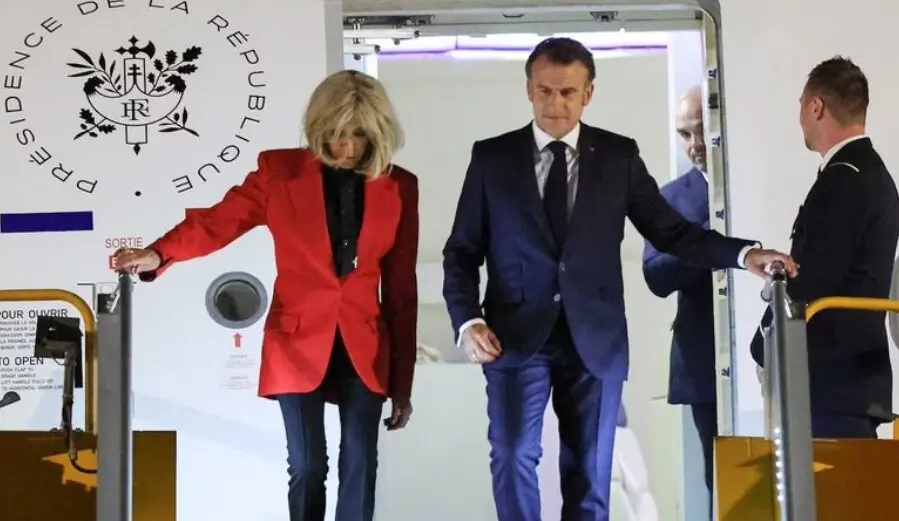 Durante su llegada a Vietnam, la primera dama francesa protagoniz&oacute; una escena que ya est&aacute; dando que hablar. / X