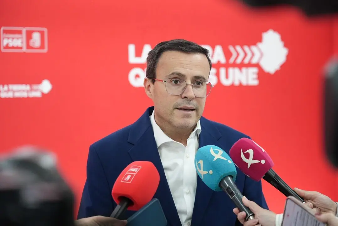 El secretario general del PSOE de Extremadura, Miguel &Aacute;ngel Gallado, atiende a los medios de comunicaci&oacute;n. / EP
