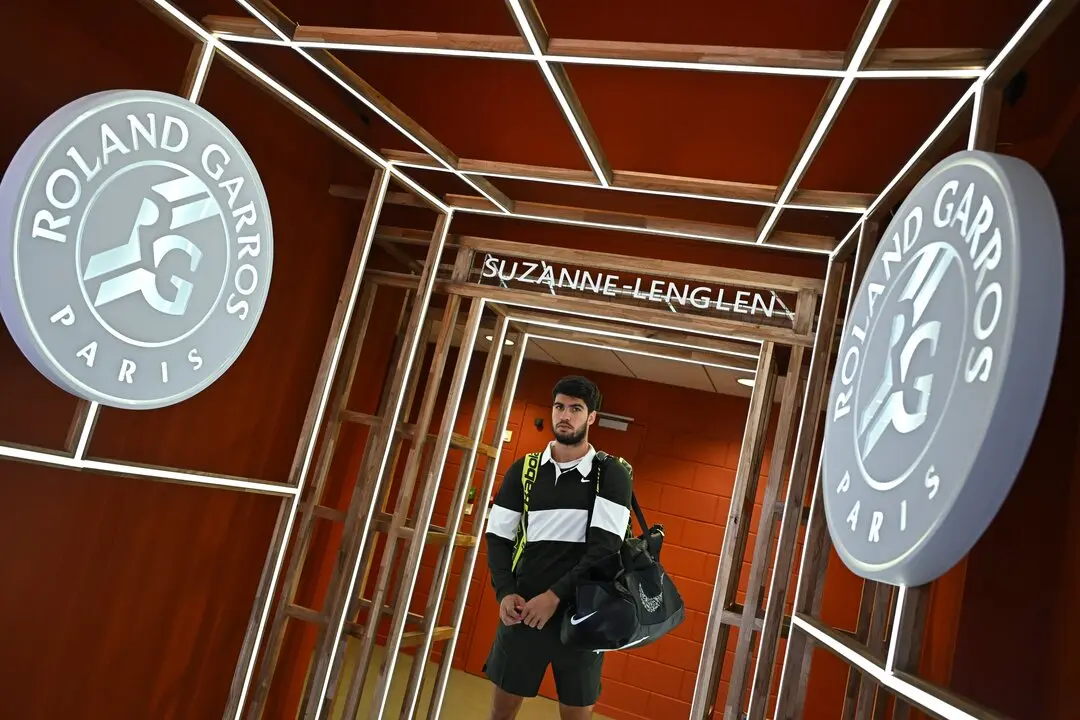 Carlos Alcaraz antes de empezar su partido. / R.G.
