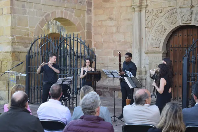 Recital en la iglesia Virgen de Valencia de Vio&ntilde;o de Pi&eacute;alagos. / x