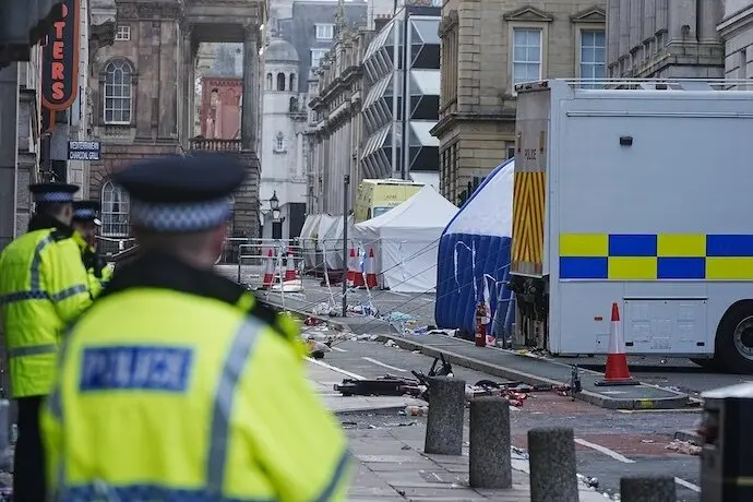 27 May 2025, United Kingdom, Liverpool: Police tents surrounded by debris at the scene in Water Street near the Liver Building in Liverpool city centre after a 53-year-old white British man was arrested when a car ploughed into a crowd of people during Liverpool FC's Premier League victory parade. Photo: Peter Byrne/PA Wire/dpa

27/5/2025 ONLY FOR USE IN SPAIN