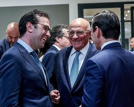 El ministro Carlos Cuerpo, junto con los presidentes de BBVA y Sabadell, Carlos Torres (d) y Josep Oliu (centro). / EP