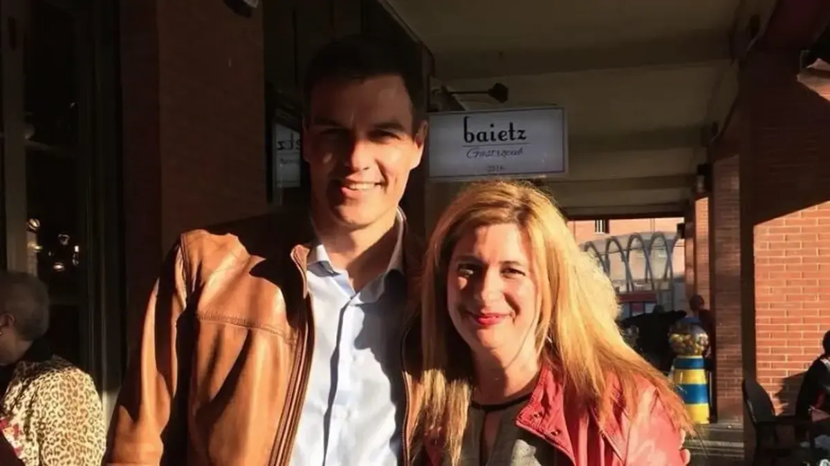 Leire D&iacute;ez, la "fontanera" del PSOE, presume una foto con S&aacute;nchez en sus redes. / ig