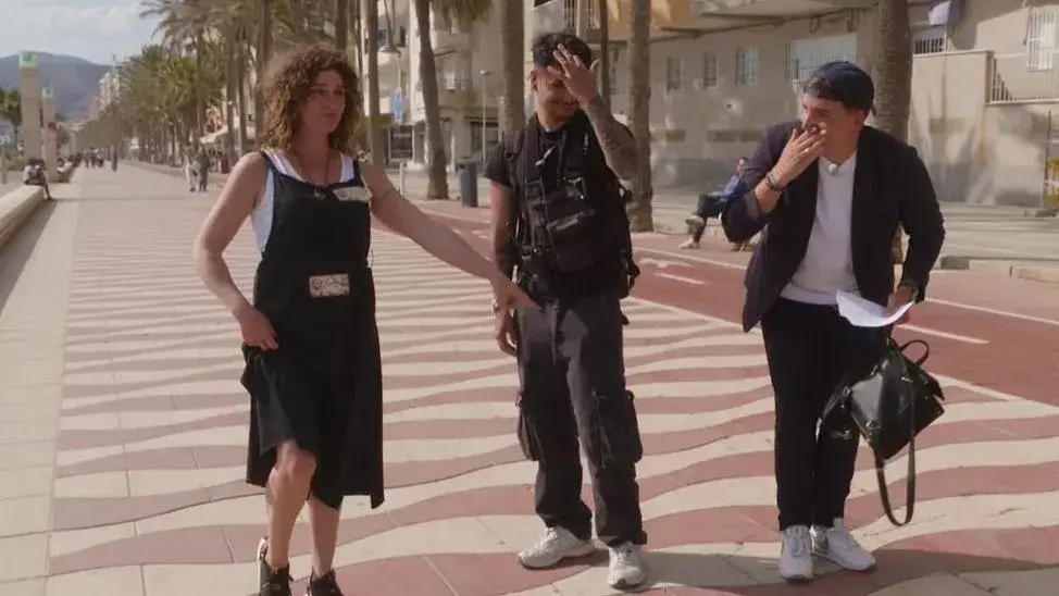 Xuso Jones se r&iacute;e tras tener un desliz con la mochila de la concursante. / Cuatro