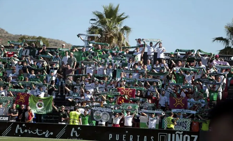 La afici&oacute;n del Racing de Santander ti&ntilde;e de verde y blanco la grada visitante del Nuevo Pepico Amat durante el intenso empate 3-3 frente al Eldense, en la jornada 41 de LALIGA Hypermotion.