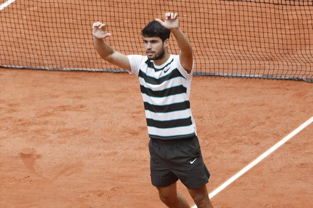 Carlos Alcaraz celebra la victoria ante Giulio Zeppieri en primera ronda de Roland Garros. / EP