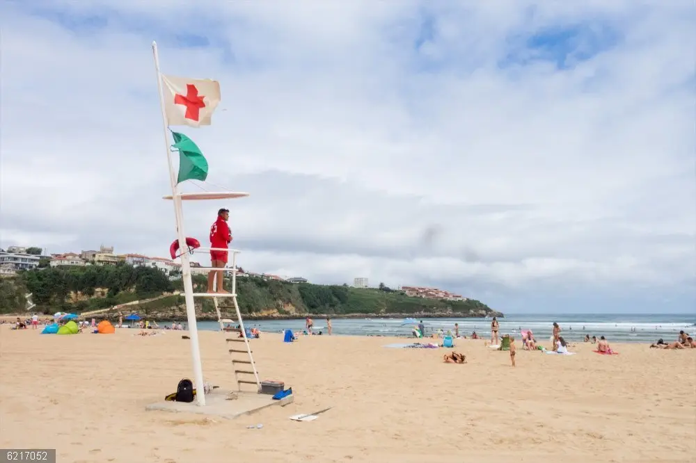 Varias personas disfrutan de un d&iacute;a de playa. / C.R.