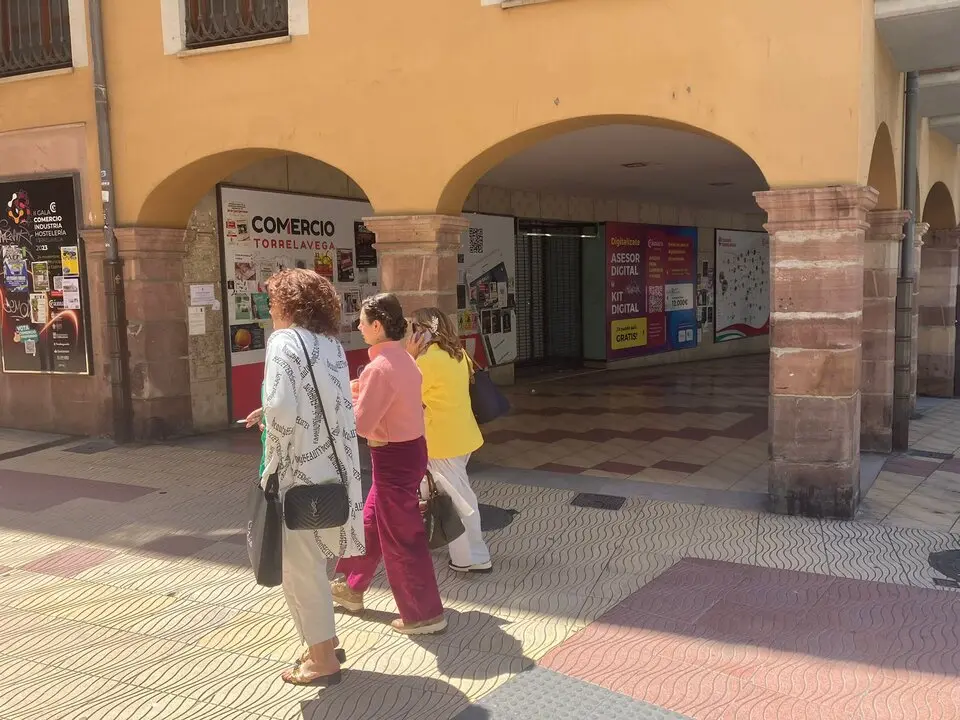 Varias personas pasean por una de las calles comerciales de Torrelavega. / S.D.