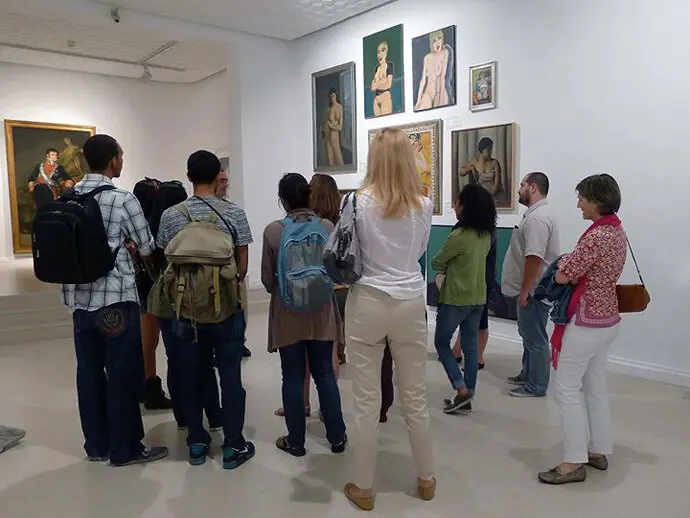 Visita guiada en el Museo de Arte oderno de Santander. / x