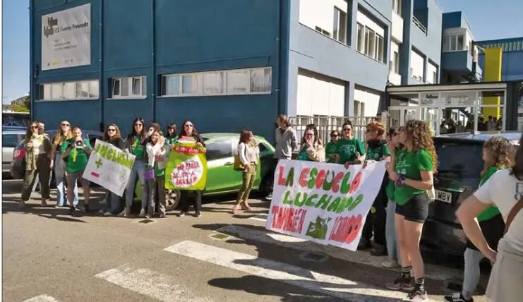 Docentes concentrados frente al IES Fuente Fresnedo, en Castro Urdiales, durante la jornada de huelga educativa en defensa de la inclusi&oacute;n y los recursos para la atenci&oacute;n a la diversidad. / ALERTA