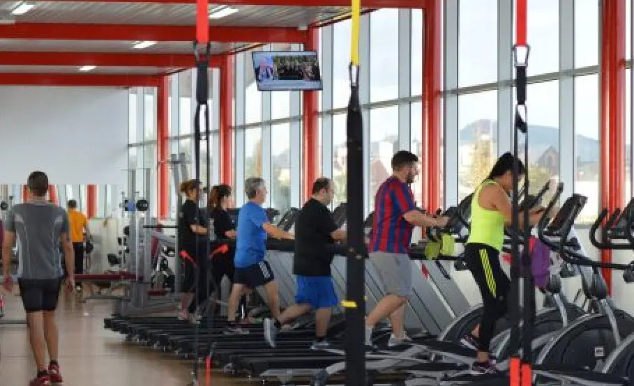 Usuarios del gimnasio municipal de Requejada durante una sesi&oacute;n de entrenamiento en la zona de m&aacute;quinas cardiovasculares.