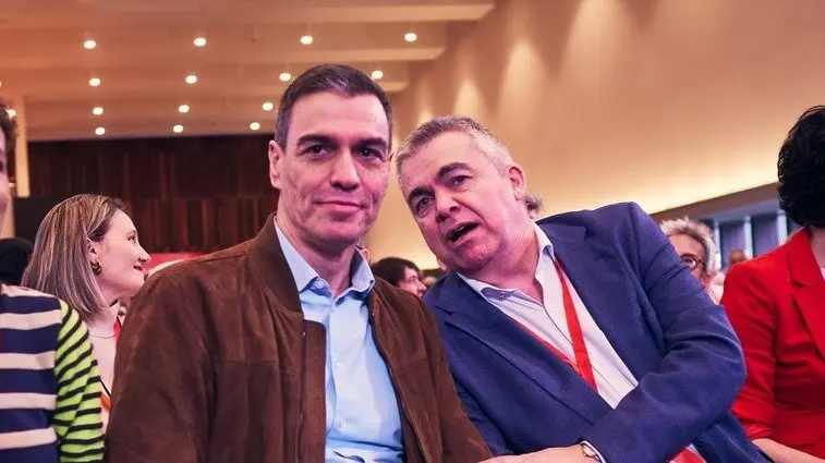 Pedro S&aacute;nchez, presidente del Gobierno, junto a Santos Cerd&aacute;n, secretario de Organizaci&oacute;n del PSOE, en un acto reciente. Ambos est&aacute;n en el centro de las acusaciones que se&ntilde;alan una presunta operaci&oacute;n de control sobre investigaciones judiciales clave.
