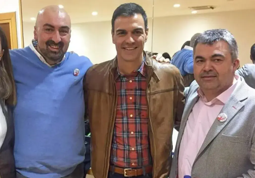 Pedro S&aacute;nchez, en el centro, junto a Koldo Garc&iacute;a (izquierda) y Santos Cerd&aacute;n (derecha) en una imagen de archivo. Ambos colaboradores est&aacute;n implicados en tramas bajo investigaci&oacute;n judicial, incluida la operaci&oacute;n para presionar a mandos de la Guardia Civil seg&uacute;n actas reveladas por El Mundo.