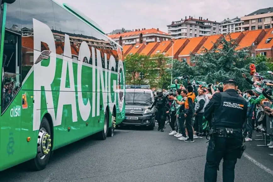 El autob&uacute;s del Racing llega escoltado a El Sardinero entre c&aacute;nticos, bengalas y el aliento incondicional de su afici&oacute;n horas antes del decisivo encuentro frente al Granada. / RRC