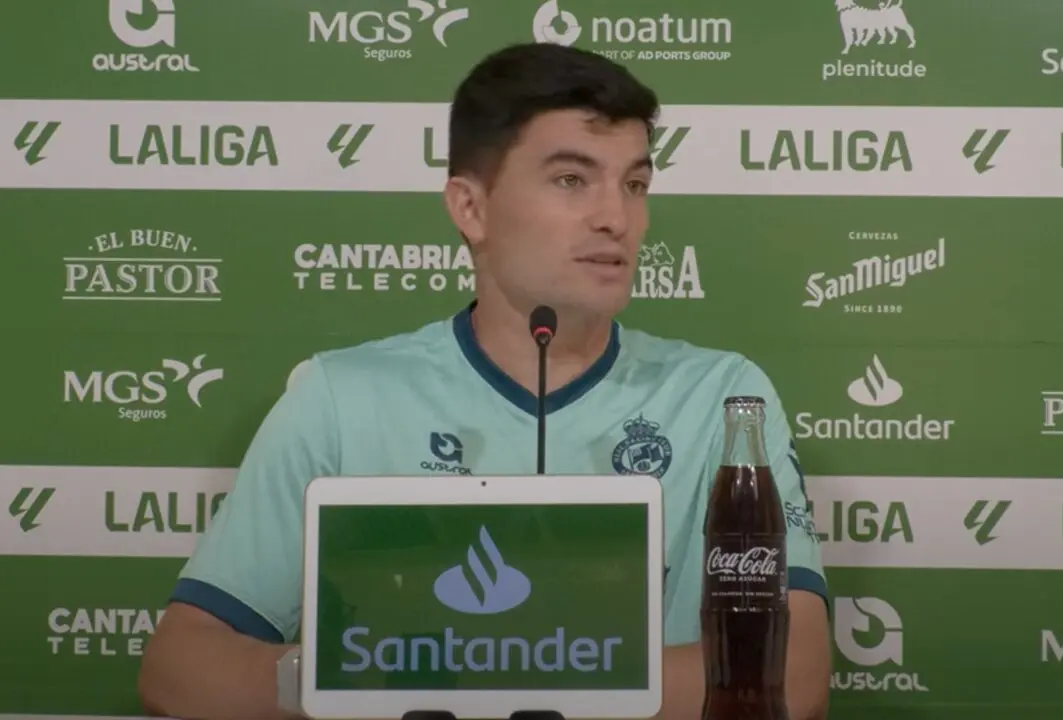 Aritz Aldasoro, capit&aacute;n del Racing de Santander, durante su comparecencia en rueda de prensa previa al decisivo duelo ante el Granada. / RRC