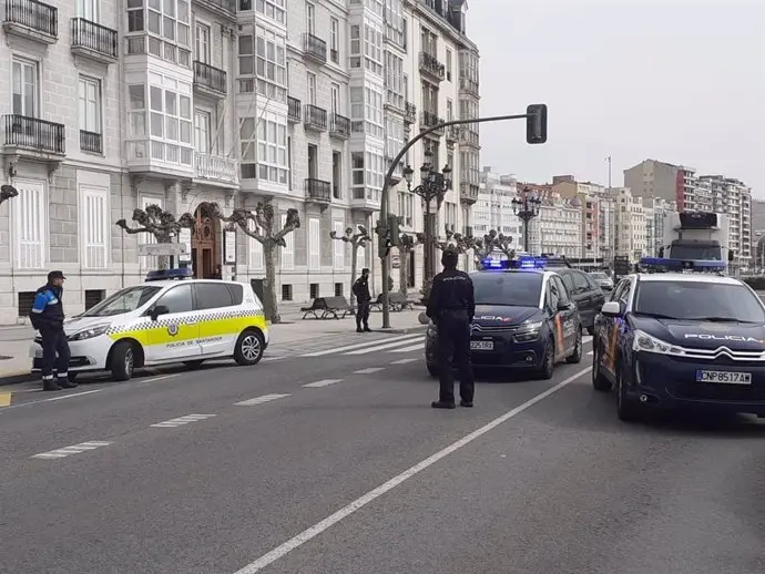 Dispositivo de control de las polic&iacute;as nacional y local en Santander. / EP