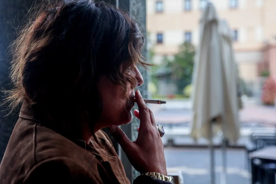 Una persona fumando en la call. / Ricardo Rubio
