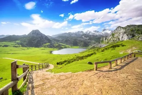 El lago Ercina, uno de los famosos lagos de Covadonga. / A.S.
