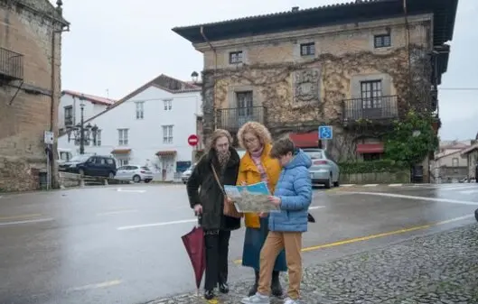 Una familia durante sus vacaciones. en un peque&ntilde;o pueblo. / A.S.