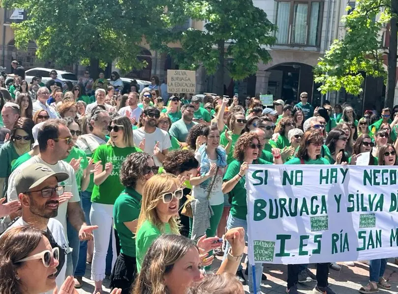 Docentes en una manifestaci&oacute;n en Torrelavega. / STEC