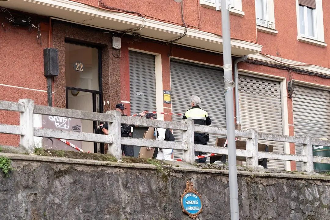 Agentes de polic&iacute;a en la entrada del bloque de viviendas donde un hombre. / I&ntilde;aki Berasaluce