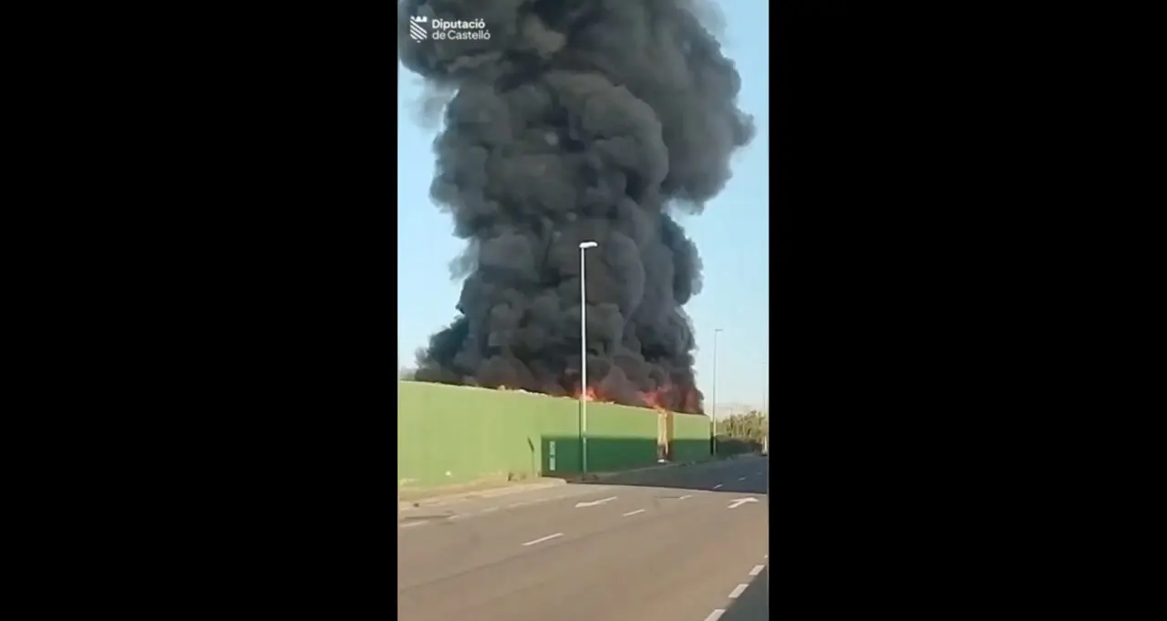 Columna de humo negro por el incendio en la f&aacute;brica en Castell&oacute;n. / D.C.