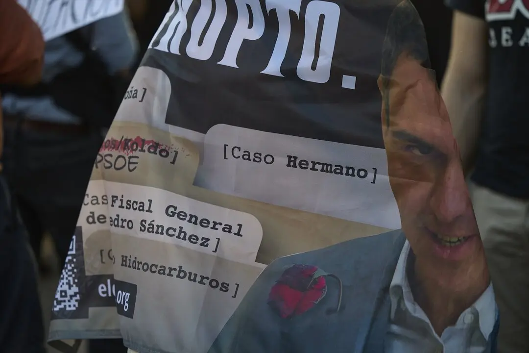 Un pancarta con la cara de S&aacute;nchez, durante la concentraci&oacute;n ante la Facultad de Estad&iacute;stica. / Jes&uacute;s Hell&iacute;n
