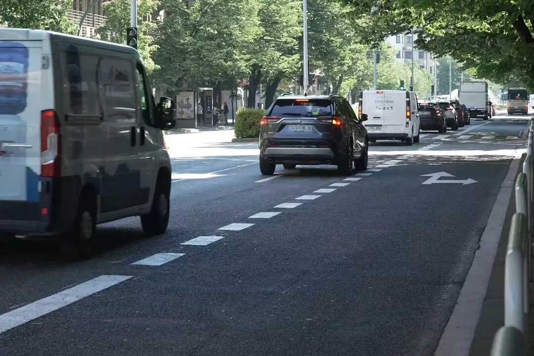 Varios veh&iacute;culos circulando por la ciudad. / EP