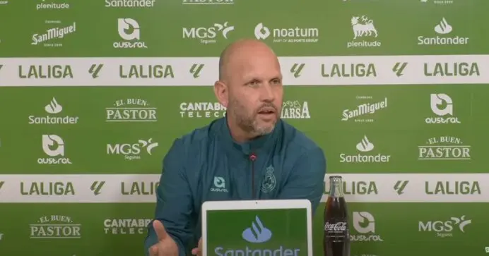 El entrenador del Racing, Jos&eacute; Alberto, durante la rueda de prensa. / A.E.