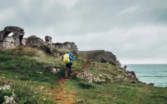 Un turista realizando una ruta. / A.S.