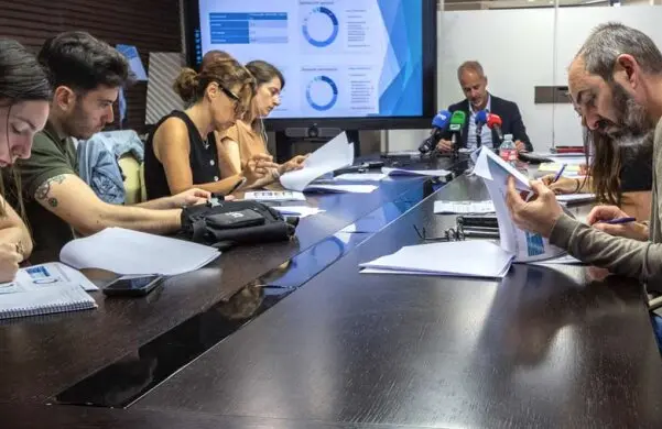 El consejero de Educaci&oacute;n, Sergio Silva, recibi&oacute; el primer Estudio de Satisfacci&oacute;n Laboral y Convivencia en Cantabria. / Alerta