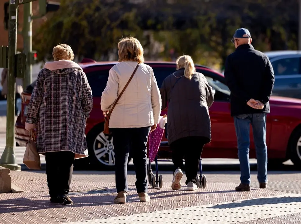 Varias personas caminan por una calle de Madrid. / Eduardo Parra