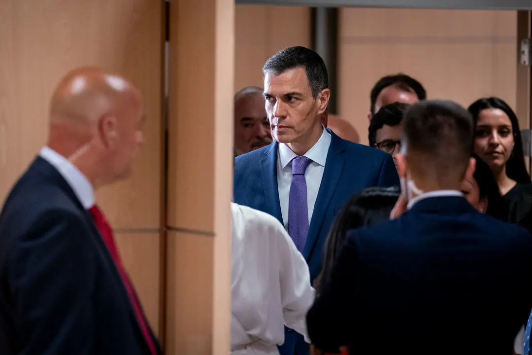 El presidente del Gobierno, Pedro S&aacute;nchez, durante la visita al centro de atenci&oacute;n telef&oacute;nica y telem&aacute;tica del Institutcional de la Seguridad Social. / A. P&eacute;rez Meca
