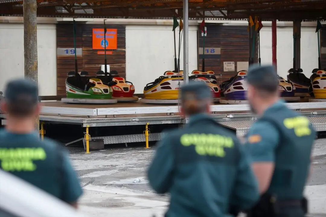 Varios agentes de la Guardia Civil vigilan la zona donde ha ocurrido el suceso. / Carlos Castro