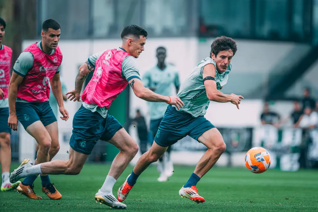 Sangalli y Michelin disputan un bal&oacute;n en el entrenamiento de hoy. / RRC