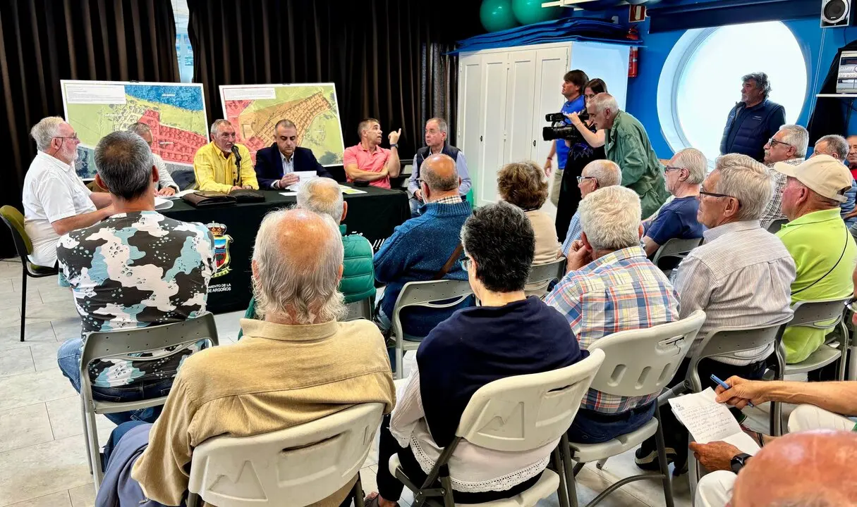 Roberto Media, durante la reuni&oacute;n mantenida con los propietarios afectados por las sentencias de derribo en Argo&ntilde;os. / Alerta