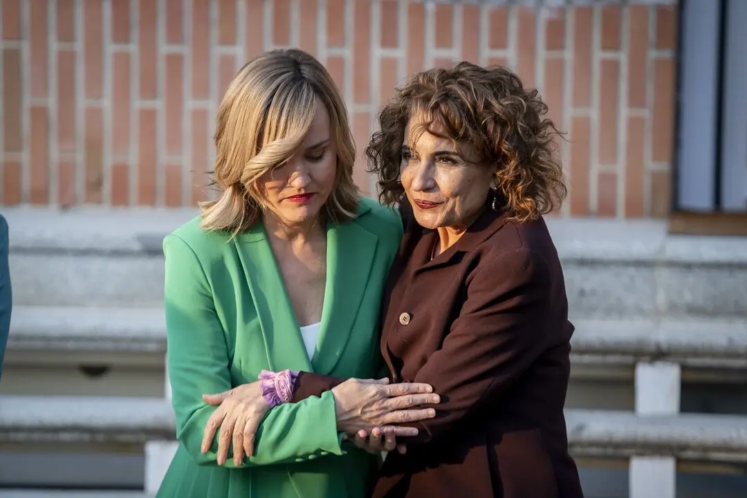 La ministra de Educaci&oacute;n, Formaci&oacute;n Profesional y Deportes, Pilar Alegr&iacute;a (i) y la vicepresidenta primera y ministra de Hacienda, Mar&iacute;a Jes&uacute;s Montero (d). / A. P&eacute;rez Meca