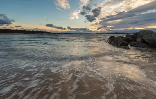 Atardecer en la playa de Loredo. / A.S.