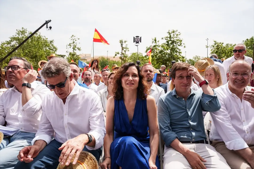Feij&oacute;o, Ayuso y Almeida durante el acto del PP en madrid. / EP