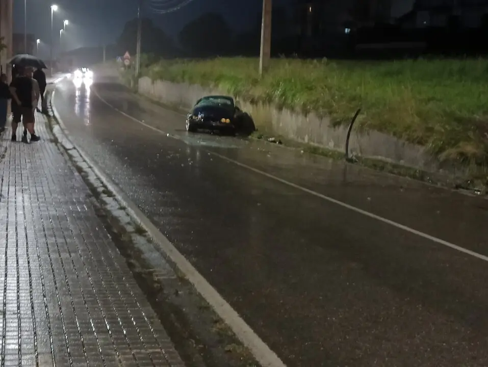 Estado en el que qued&oacute; el veh&iacute;culo tras el violento vuelco en la carretera CA-454, en San Miguel de Meruelo. / ALERTA
