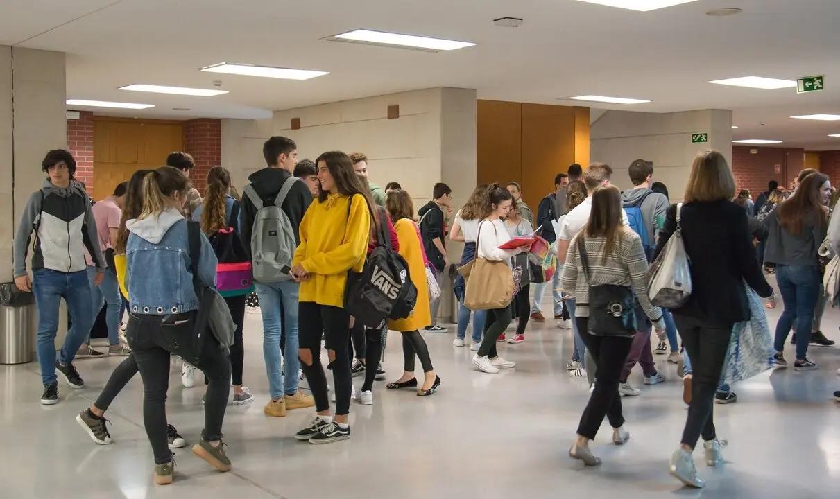 J&oacute;venes en la Universidad de Cantabria para realizar la prueba de Selectividad. / Alerta