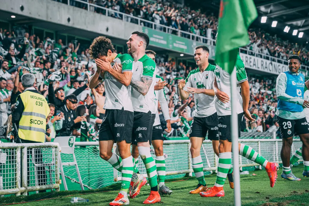 Los jugadores del Racing celebran el gol definitivo del partido mientras Sangalli llora. / RRC