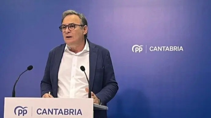El senador por Cantabria del Partido Popular y alcalde Vega de Pas, Juan Carlos Garc&iacute;a Diego, afirm&oacute; hoy que los socialistas "est&aacute;n consiguiendo desesperar a la gente, est&aacute;n consiguiendo que al lobo se le odie". / ALERTA