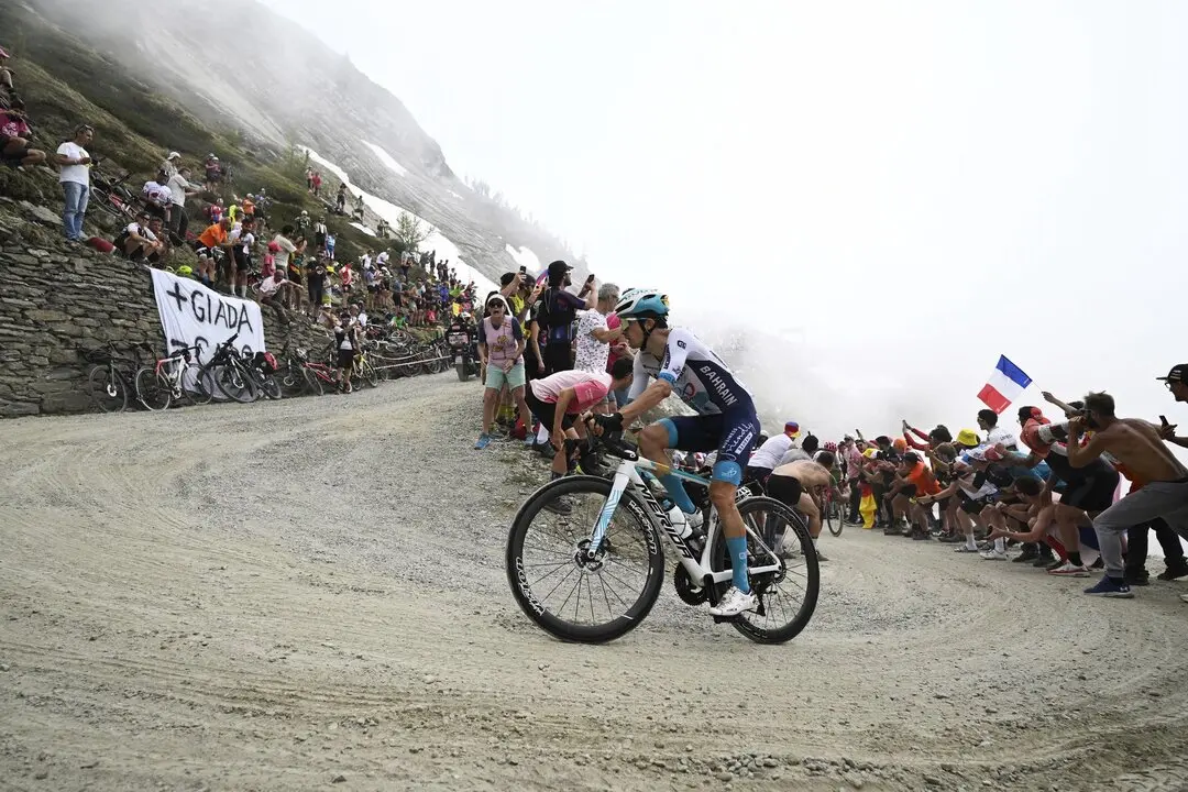 Pello Bilbao durante una etapa del Giro. / Team Bahrain Victorius