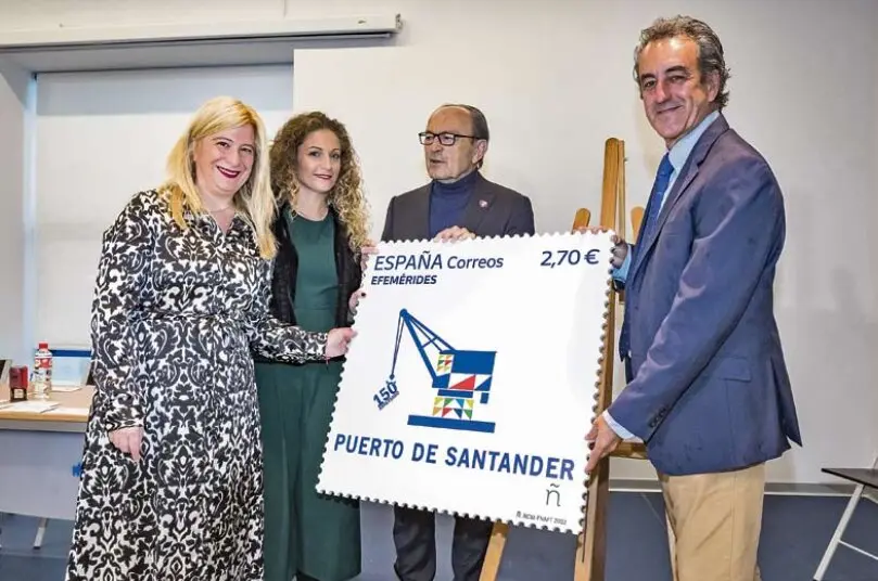 Leire D&iacute;ez (izquierda), en su etapa como responsable de Correos en Cantabria, durante un acto institucional en 2011 junto al entonces consejero de Industria, Javier L&oacute;pez Marcano, el expresidente de la Autoridad Portuaria, Francisco Mart&iacute;n, y la exdelegada del Gobierno, Ainoa Qui&ntilde;ones, en la presentaci&oacute;n de un sello conmemorativo del Puerto de Santander.