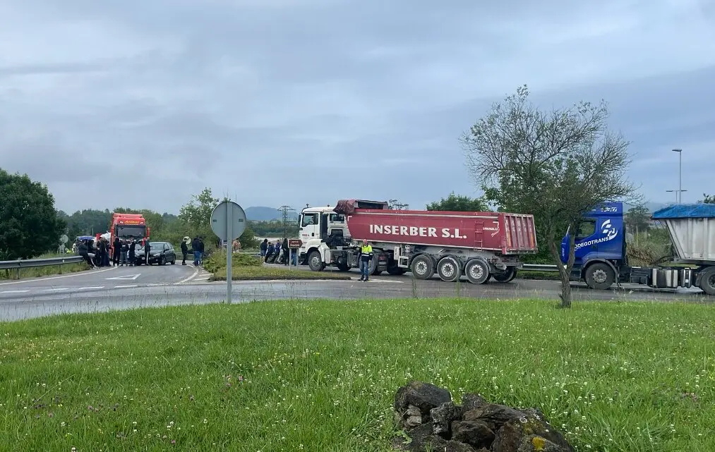 Transportistas atrapados frente a los piquetes que han cerrado la entrada al puerto de Requejada, por la huelga del metal. / ALERTA